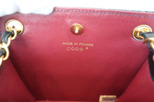 Load image into Gallery viewer, CHANEL Matelasse chain shoulder bag Lambskin Black/Gold hadware Shoulder bag 800080243