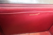 Load image into Gallery viewer, CHANEL Medium Matelasse single flap chain shoulder bag Lambskin Black/Gold hadware Shoulder bag 700120199