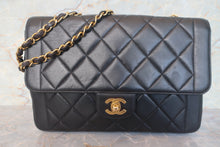 Load image into Gallery viewer, CHANEL Matelasse chain shoulder bag Lambskin Black/Gold hadware Shoulder bag 700120213