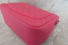 画像をギャラリービューアに読み込む, CHANEL/シャネル Vステッチチェーンショルダーバッグ ラムスキン ピンク/ゴールド金具 ショルダーバッグ 700050123