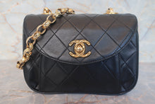 Load image into Gallery viewer, CHANEL Matelasse chain shoulder bag Lambskin Black/Gold hadware Shoulder bag 700120217