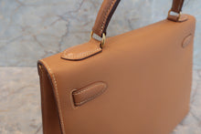 Load image into Gallery viewer, HERMES KELLY 32 Graine Couchevel leather Natural 〇Y Engraving Shoulder bag 700090013