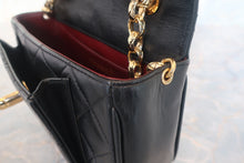Load image into Gallery viewer, CHANEL Matelasse chain shoulder bag Lambskin Black/Gold hadware Shoulder bag 700120217