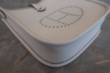 将图片加载到图库查看器,HERMES EVELYNE TPM Clemence leather New white W刻印 Shoulder bag 700020218