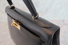 Load image into Gallery viewer, HERMES KELLY 28 Box carf leather Black 〇R Engraving Shoulder bag 700090002