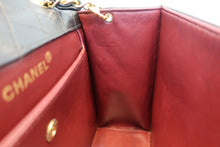 Load image into Gallery viewer, CHANEL/香奈儿 CF 圆形 链条包 羊皮 White/Gold hadware(白色/金色金属) 肩背包 700030215