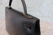 Load image into Gallery viewer, HERMES KELLY 32 Box carf leather Black ○T Engraving Shoulder bag 800090062