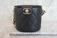 Load image into Gallery viewer, CHANEL Matelasse chain shoulder bag Lambskin Black/Gold hadware Shoulder bag 700050122