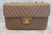 Load image into Gallery viewer, CHANEL  V-Stitch chain shoulder bag Caviar skin Brown/Gold hadware Shoulder bag 700080223