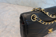 Load image into Gallery viewer, CHANEL Bias stitch chain shoulder bag Lambskin Black/Gold hadware Shoulder bag 800060177