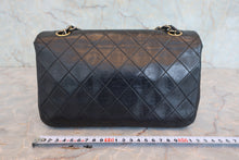 Load image into Gallery viewer, CHANEL Matelasse Full flap chain shoulder bag Lambskin Black/Gold hadware Shoulder bag 800060111