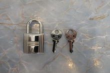 將圖片載入圖庫檢視器 HERMES/エルメス ピコタンロックカザックGM トリヨンクレマンス ルージュカザック/ブルータラサ □P刻印 ハンドバッグ 700090055