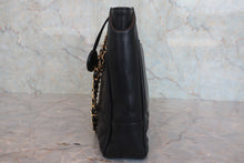 Load image into Gallery viewer, CHANEL Matelasse chain tote bag Lambskin Black/Gold hadware Tote bag 800080051
