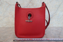 将图片加载到图库查看器,HERMES VESPA TPM Graine Couchevel leather Rouge vif □H刻印 Shoulder bag 700090148
