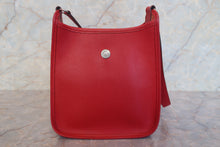 将图片加载到图库查看器,HERMES VESPA TPM Graine Couchevel leather Rouge vif □H刻印 Shoulder bag 700090148