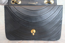 Load image into Gallery viewer, CHANEL chain shoulder bag Lambskin Black/Gold hadware Shoulder bag 800030128