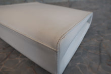 Load image into Gallery viewer, CHANEL Matelasse Trapezoid Hand bag Caviar skin/Plastic White/Gold hadware Hand bag500050069