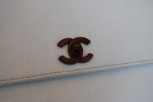 画像をギャラリービューアに読み込む, CHANEL/シャネル 台形ハンドバッグ キャビアスキン/プラスチック ホワイト/ゴールド金具 ハンドバッグ 500050069