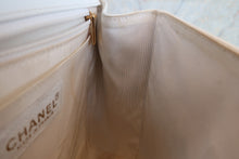 Load image into Gallery viewer, CHANEL Matelasse Trapezoid Hand bag Caviar skin/Plastic White/Gold hadware Hand bag500050069