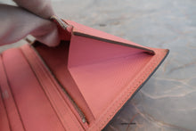 将图片加载到图库查看器,HERMES Bearn Soufflet Epsom leather Rose confetti T刻印 Wallet 700120187