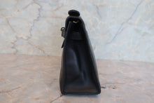 Load image into Gallery viewer, HERMES Pochette Kelly Gulliver leather Black □H Engraving Hand bag 700120221