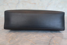 Load image into Gallery viewer, HERMES Pochette Kelly Gulliver leather Black □H Engraving Hand bag 700120221