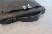 Load image into Gallery viewer, HERMES Pochette Kelly Gulliver leather Black □H Engraving Hand bag 700120221