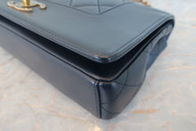 將圖片載入圖庫檢視器 CHANEL/シャネル チェーンショルダーバッグ ラムスキン ネイビー/ゴールド金具 ショルダーバッグ 700050006