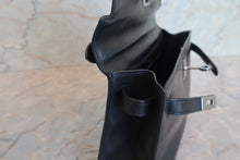 Load image into Gallery viewer, HERMES Pochette Kelly Gulliver leather Black □H Engraving Hand bag 700120221