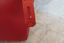 Load image into Gallery viewer, HERMES HAUT A COURROIRE 32 Graine Couchevel leather  Rouge vif □B Engraving Hand bag 700070103