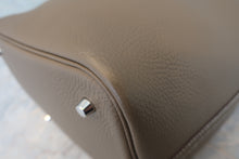 画像をギャラリービューアに読み込む, HERMES/エルメス ピコタンロックMM トリヨンクレマンス エトゥープ C刻印 ハンドバッグ 800020093