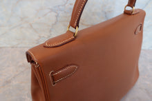 Load image into Gallery viewer, HERMES KELLY 32 Graine Couchevel leather Gold 〇Y Engraving Shoulder bag 700090060