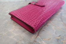 Load image into Gallery viewer, HERMES  Bearn Soufflet Crocodile Alligator Rose Sherazard □Q Engraving Wallet 400050183