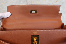 Load image into Gallery viewer, HERMES KELLY 32 Graine Couchevel leather Gold 〇Y Engraving Shoulder bag 700090060