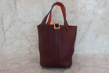 画像をギャラリービューアに読み込む, HERMES/エルメス ピコタンロックエクラPM トリヨンクレマンス/ヴォースイフト プルーン/オレンジポピー T刻印 ハンドバッグ 700110161