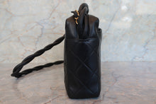 Load image into Gallery viewer, CHANEL Medium Matelasse shoulder bag Lambskin Black/Gold hadware Shoulder bag 700100112