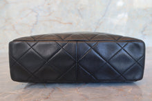 Load image into Gallery viewer, CHANEL Medium Matelasse shoulder bag Lambskin Black/Gold hadware Shoulder bag 700100112