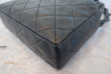 Load image into Gallery viewer, CHANEL Medium Matelasse shoulder bag Lambskin Black/Gold hadware Shoulder bag 700100112
