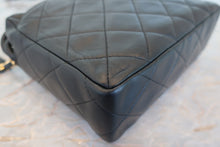 Load image into Gallery viewer, CHANEL Medium Matelasse shoulder bag Lambskin Black/Gold hadware Shoulder bag 700100112