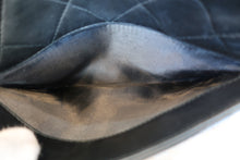 Load image into Gallery viewer, CHANEL Medium Matelasse shoulder bag Lambskin Black/Gold hadware Shoulder bag 700100112