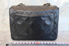 Load image into Gallery viewer, CHANEL Mini matelasse chain shoulder bag Lambskin Black/White/Gold hadware Shoulder bag 700100077