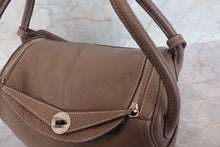 Load image into Gallery viewer, HERMES LINDY 26 Clemence leather Etoupe gray □N Engraving Shoulder bag 700040158