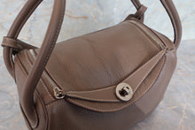 Load image into Gallery viewer, HERMES LINDY 26 Clemence leather Etoupe gray □N Engraving Shoulder bag 700040158