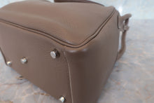 Load image into Gallery viewer, HERMES LINDY 26 Clemence leather Etoupe gray □N Engraving Shoulder bag 700040158