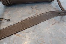 Load image into Gallery viewer, HERMES LINDY 26 Clemence leather Etoupe gray □N Engraving Shoulder bag 700040158