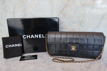 Load image into Gallery viewer, CHANEL Matelasse chain shoulder bag Lambskin Black/Beige/Gold hadware Shoulder bag 600120175