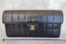 Load image into Gallery viewer, CHANEL Matelasse chain shoulder bag Lambskin Black/Beige/Gold hadware Shoulder bag 600120175