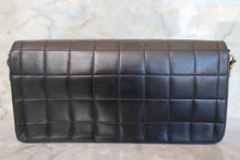 Load image into Gallery viewer, CHANEL Matelasse chain shoulder bag Lambskin Black/Beige/Gold hadware Shoulder bag 600120175