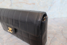 Load image into Gallery viewer, CHANEL Matelasse chain shoulder bag Lambskin Black/Beige/Gold hadware Shoulder bag 600120175