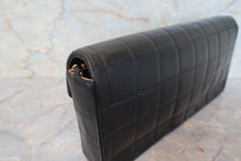 Load image into Gallery viewer, CHANEL Matelasse chain shoulder bag Lambskin Black/Beige/Gold hadware Shoulder bag 600120175
